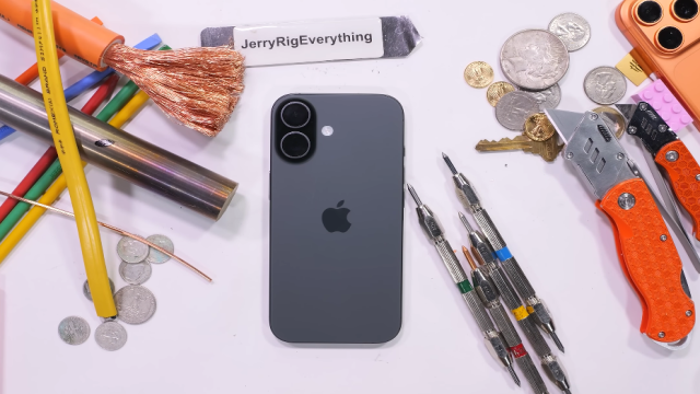 Можно с ключами: iPhone 17 проверили на устойчивость к царапинам