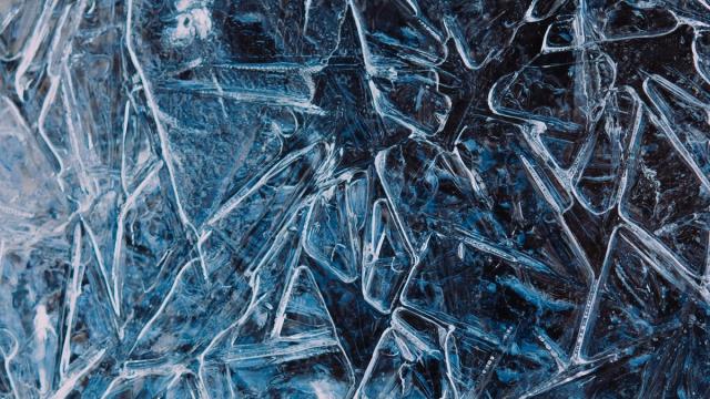Почему лед скользкий: физики бросили вызов многовековым предположениям