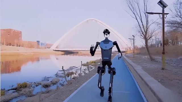 Робот-гуманоид, победивший в марафоне, теперь тестирует кроссовки в Китае