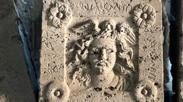 Ученые обнаружили древнюю урну с изображением Медузы: что в ней нашли