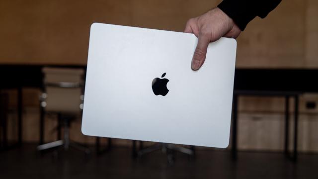Bloomberg: следующий MacBook Pro получит сенсорный экран