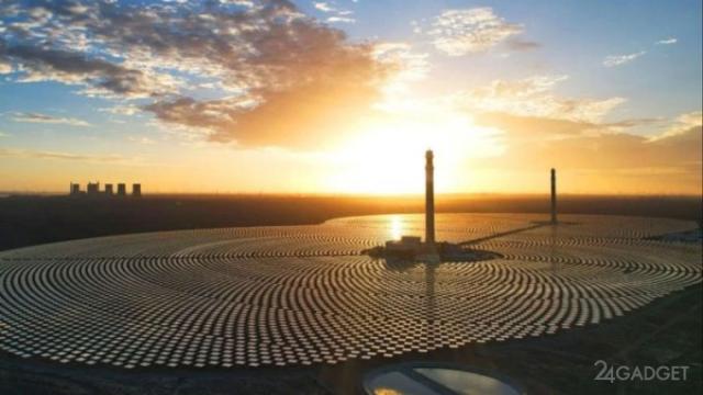 В Китае запущен первый в мире двухбашенный гелиоконцентратор с умным полем зеркал (3 фото)