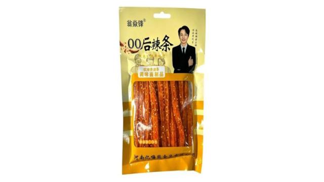 Вкусно, модно и опасно: китайский снек с маркетплейсов вызывает отравление у детей