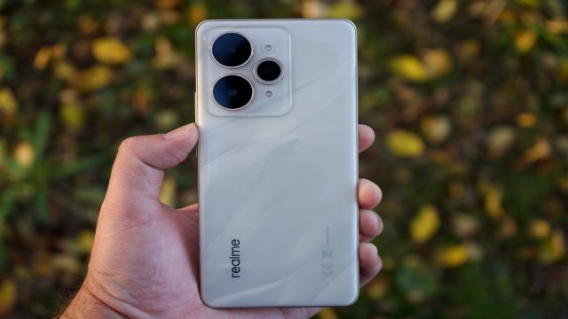 Говоришь ему как надо, а он по твоим словам редактирует фото! Первый взгляд на realme 15 Pro