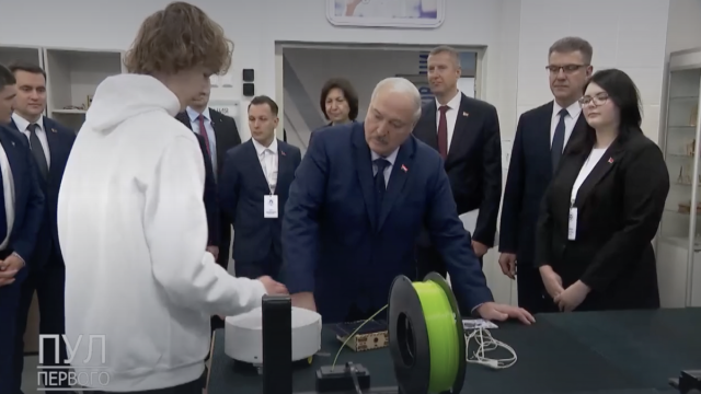 Лукашенко захотел в подарок первый белорусский робот-пылесос