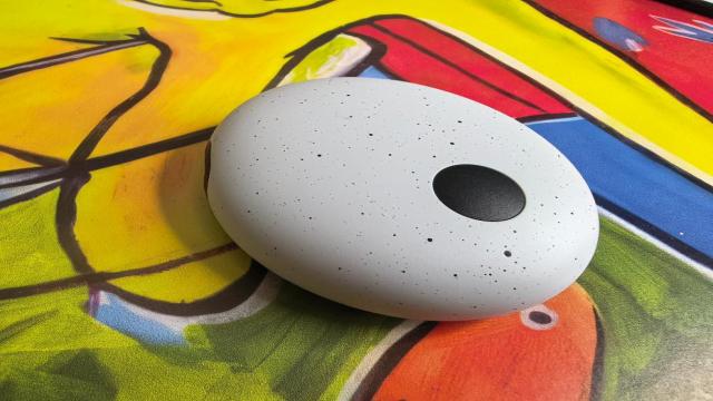 Обзор SberBoom Micro: маленькая колонка с большими возможностями