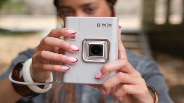 «Полароид на стереодиах»: вышла камера Instax Mini LiPlay Plus для идеальных селфи