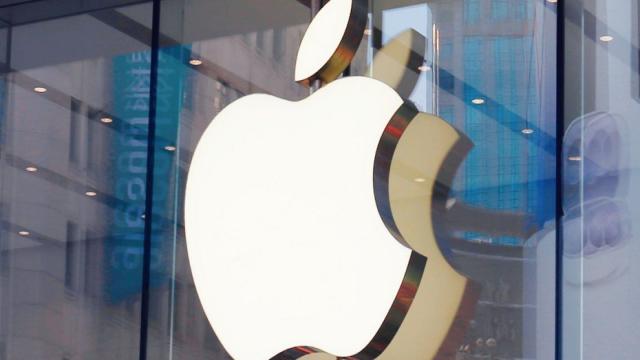 Сотрудник Apple сменил фамилию из-за сходства с Samsung