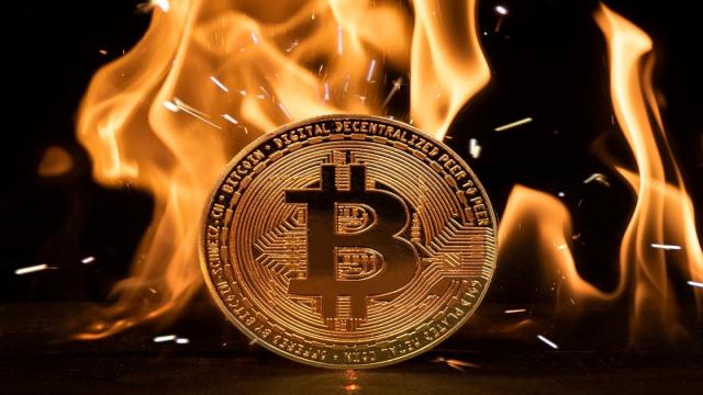 Биткоин скатился ниже $100 000 впервые с июня