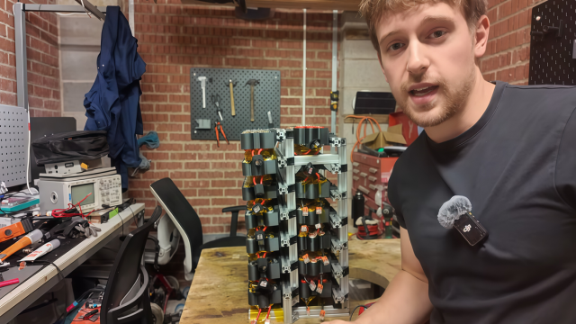 Блогер превратил одноразовые вейпы в настенный аккумулятор