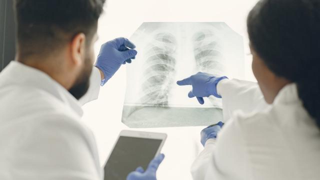 Бьет лучом: управляемая линза позволит создать «безвредный рентген»