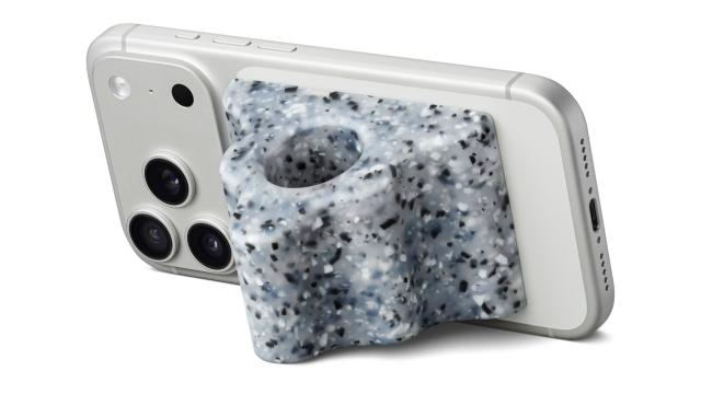 Носков вам было мало? Apple выпустила кусок резины с MagSafe за $70