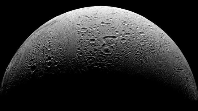 Получены новые данные о возможности жизни подо льдом Энцелада