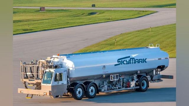 Представлен самый большой в США авиационный топливозаправщик