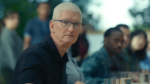 СМИ раскрыли неочевидный путь для Тима Кука после ухода с поста в Apple. Это связано с Трампом