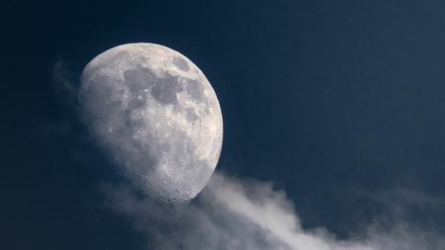 Ученые раскрыли тайну однобокого облака, которое преследует Луну