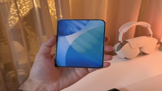 Apple, это по-твоему удобно? Складной iPhone будет меньше iPhone 13 mini