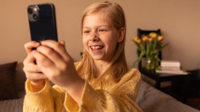 Аферисты массово блокируют у детей смартфоны. Как им это удаётся?