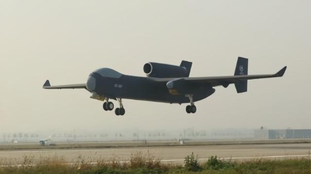 В Китае испытали первый в мире 16-тонный дрон-носитель
