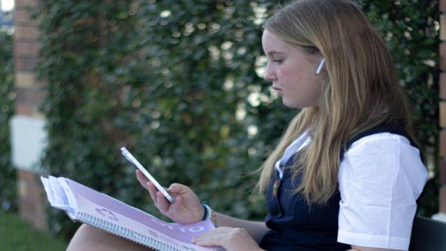 В России введут электронные студенческие билеты и зачётные книжки, но доступны они будут только через Max и «Госуслуги»