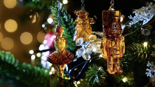 В России создали елочные игрушки из янтаря (видео)