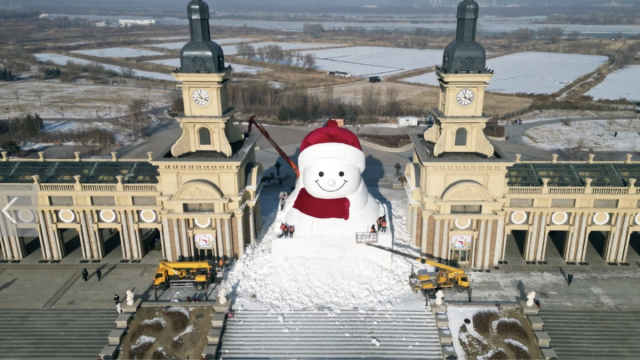 В сети показали самого большого снеговика в мире