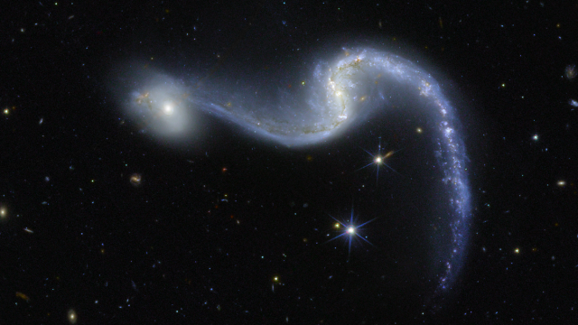 Гирлянда из галактик: новый телескоп ESA сделал необычный снимок