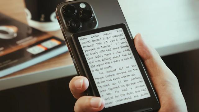 Двухсторонний смартфон: мини-читалка с MagSafe превращает iPhone или Pixel в электронную книгу