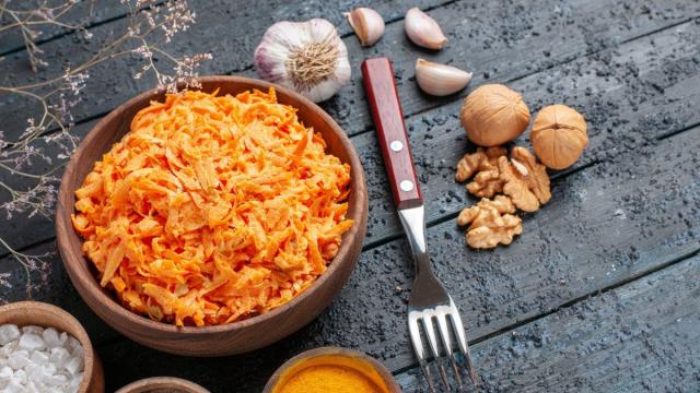 Может ли салат из сырой моркови сбалансировать гормональный фон? Ученые дали ответ