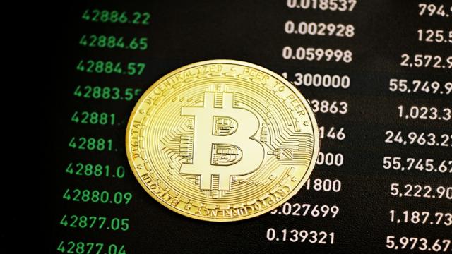 Россиянам могут разрешить торговать криптовалютой — но с лимитами, а ещё придётся сдавать тест