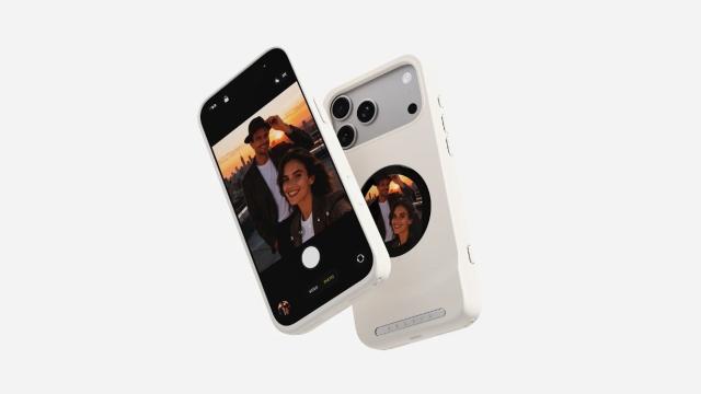 Самый необычный чехол для iPhone 17 Pro: у него есть дисплей и слот для карты памяти