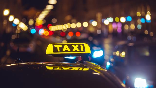 Такси попало в аварию из-за дистанционной блокировки