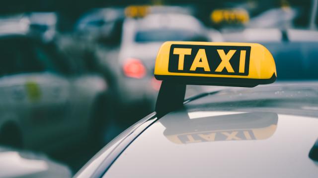 Таксистам разрешили не избавляться от иностранных автомобилей. Правда, временно и не всем