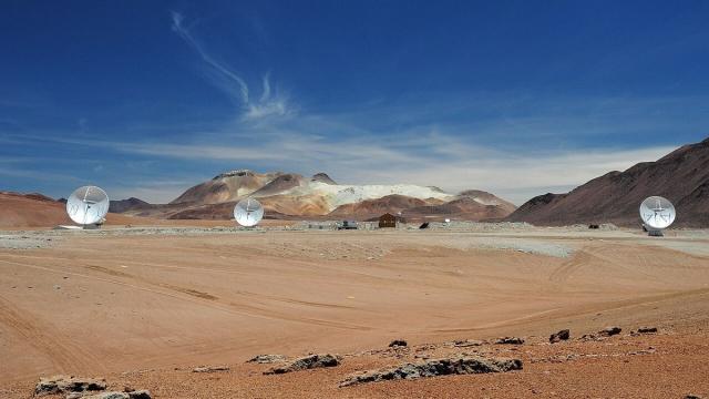 Телескоп ALMA рассказал, как «кусочничают» новорожденные звезды