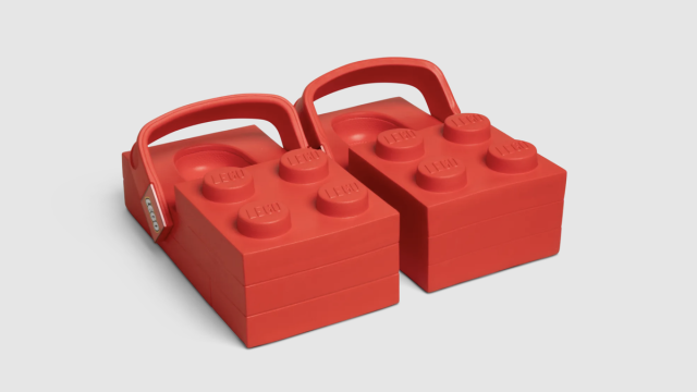 Crocs представила обувь в виде огромных деталей Lego