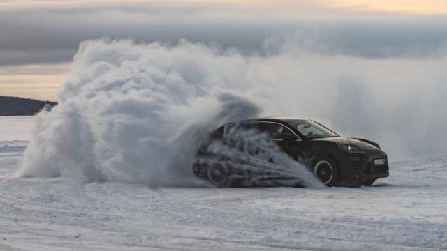 Автомобили Porsche сошли с ума от холода в России