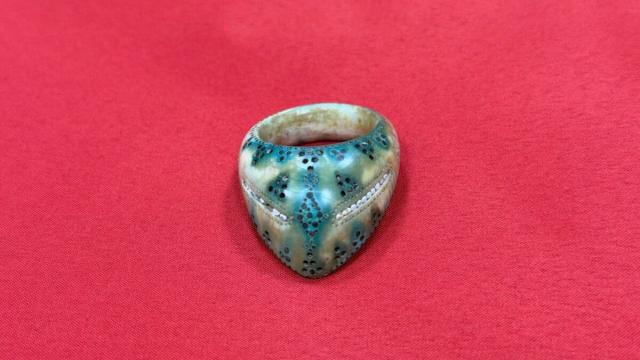 Археологи нашли древнее кольцо лучника из слоновой кости