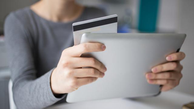 В России блокируют всё больше переводов, карт и счетов (+ комментарий Центробанка)