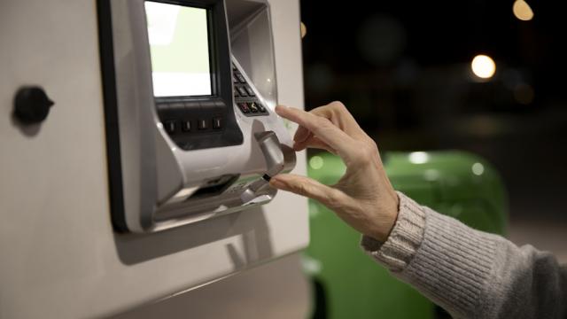 В России хотят ограничить внесение денег через банкоматы