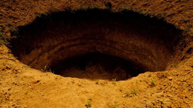 Как выглядит огромная дыра в земле в Чилийской пустыне