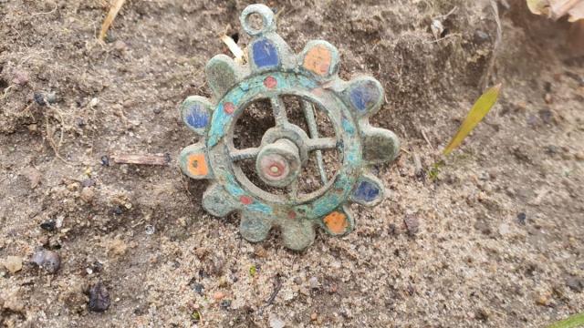 Как детская игрушка: ученые нашли искусно сделанную цветную древнеримскую брошь