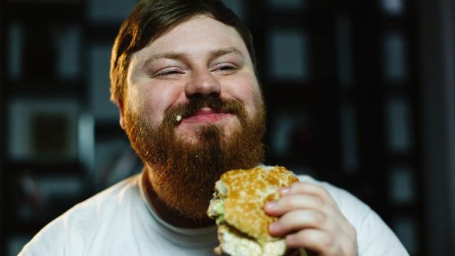 Названы 12 вечерних привычек, которые замедляют процесс похудения