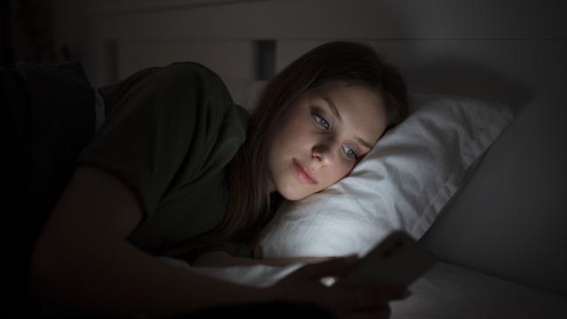 Обладатели iPhone рискуют проспать работу или учёбу из-за опасного бага в iOS