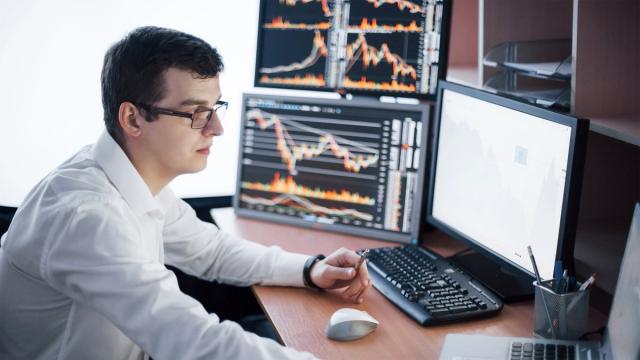 При принятии важных решений мы больше доверяем людям, чем ИИ: доказано учеными