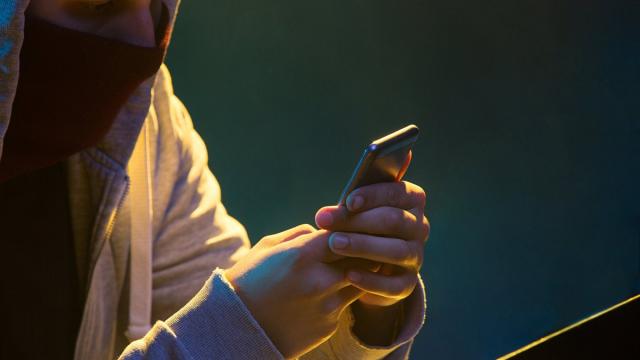 Россиян обманывают с «работающей версией WhatsApp»: что известно