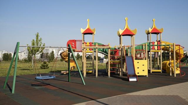 Ученые оценили уровень загрязнения детских площадок в Москве