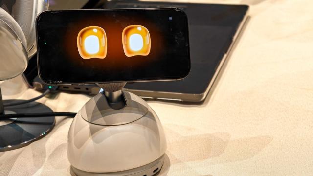 Эта зарядка превращает iPhone в настольного питомца