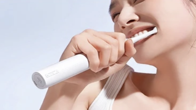 6 лучших электрических зубных щеток — от крутых до почти бесплатных