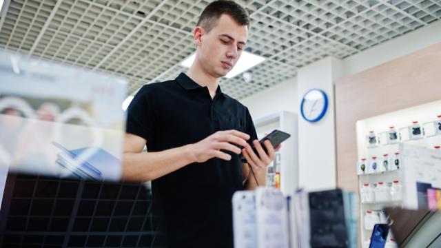 Перечислены все популярные способы развода при покупке смартфона. Как не попасться на уловки продавцов?