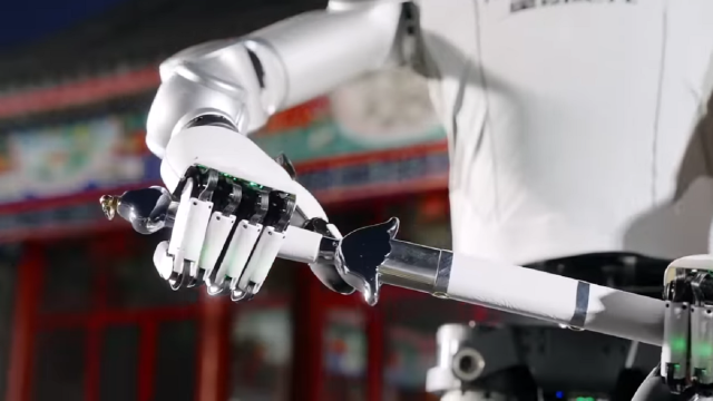 Робота научили обращаться с мечом (видео)